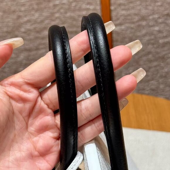 Classic Hermes Bag: A Stylish and Versatile Choice for Elegance - Picture 5 of 6